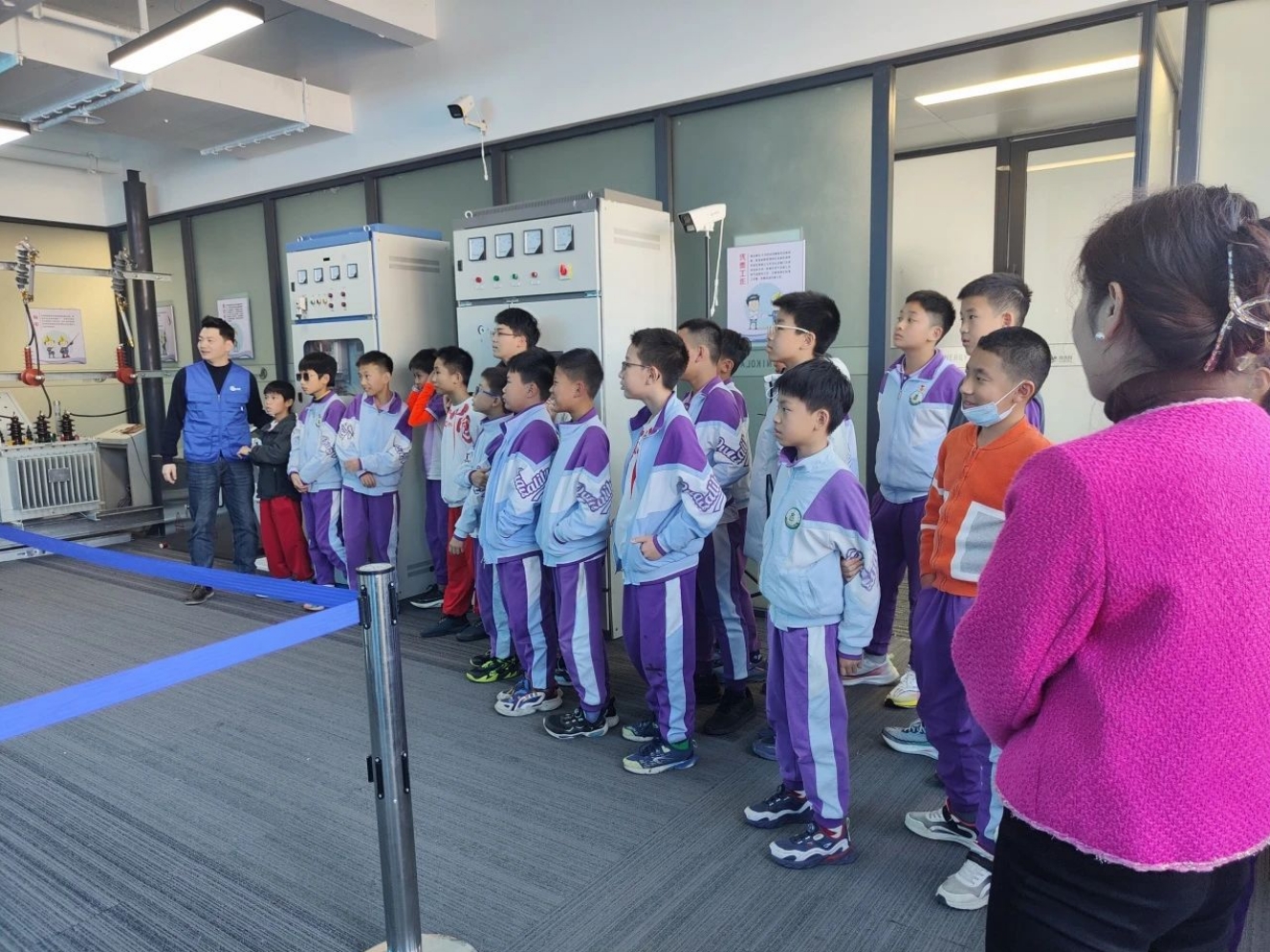 探索工业奥秘，科普点亮未来——玉泉学子走进尼古拉科技开展科普研学活动