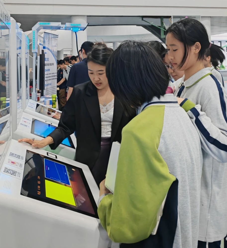科技为翼 载梦翱翔：尼古拉科技助力广州实验中学首届科技节嘉年华