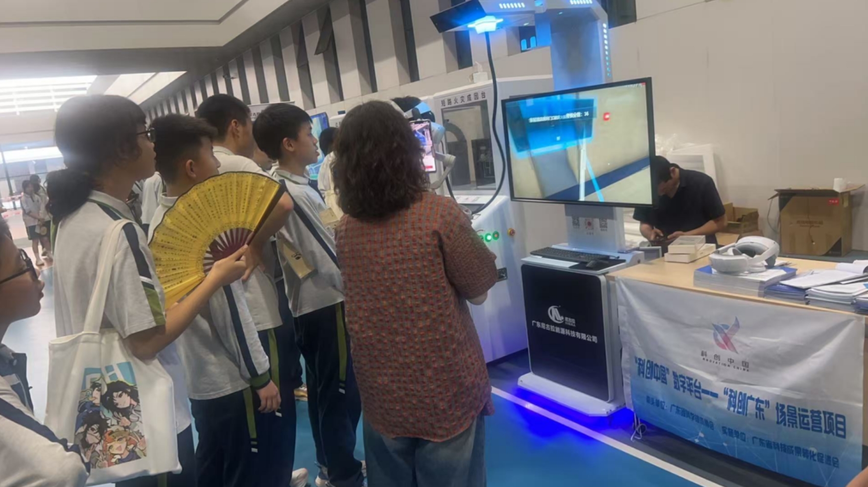科技为翼 载梦翱翔：尼古拉科技助力广州实验中学首届科技节嘉年华