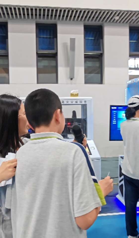科技为翼 载梦翱翔：尼古拉科技助力广州实验中学首届科技节嘉年华