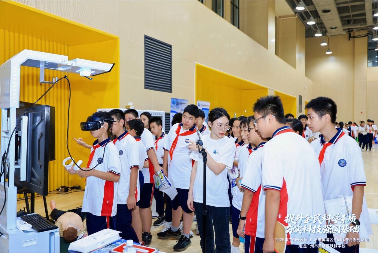 2025年广州黄埔区全国科普月活动走进铁铮学校，尼古拉科技以创新科普形式助力青少年素养提升