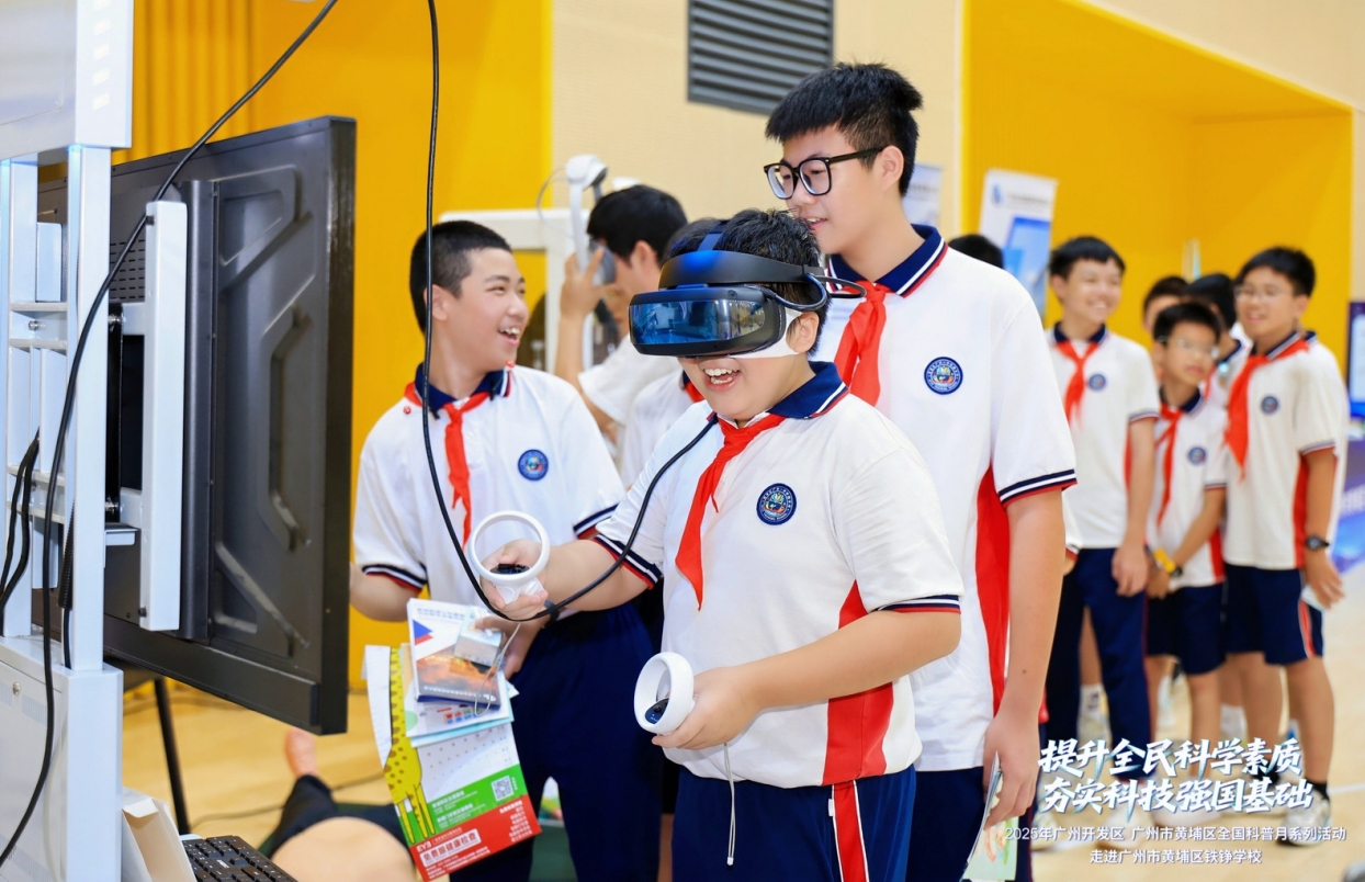 2025年广州黄埔区全国科普月活动走进铁铮学校，尼古拉科技以创新科普形式助力青少年素养提升
