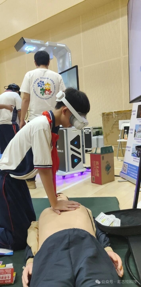 2025年广州黄埔区全国科普月活动走进铁铮学校，尼古拉科技以创新科普形式助力青少年素养提升